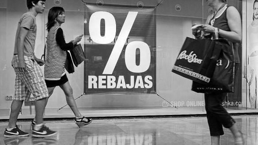 Varias personas se acercaron a centros comerciales en busca de los mejores descuentos.