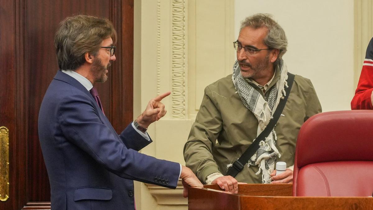 Iñaki Oyarzabal y David Rodríguez charlan durante un pleno de las Juntas.
