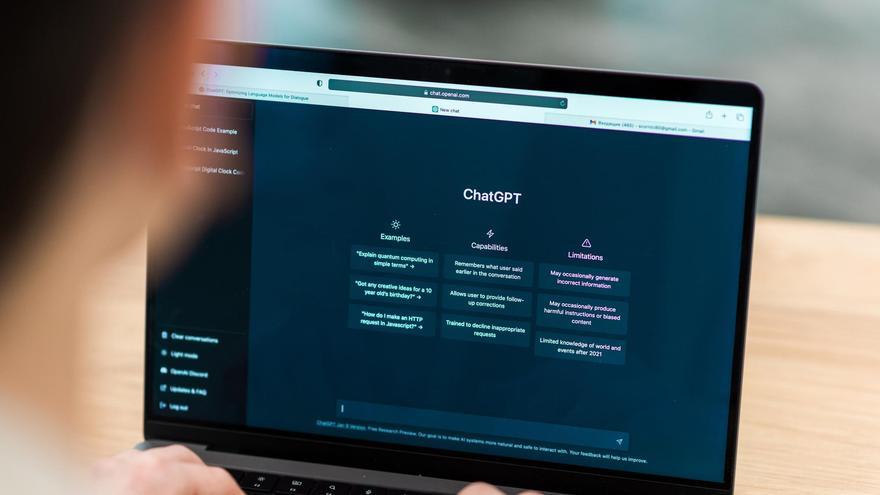 Quizá el bot GPT-5 de OpenAI haya falsificado su currículum y no tenga un doctorado universitario