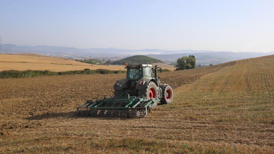 Un tractor pasa el chisel en un campo de la cuenca de Pamplona.