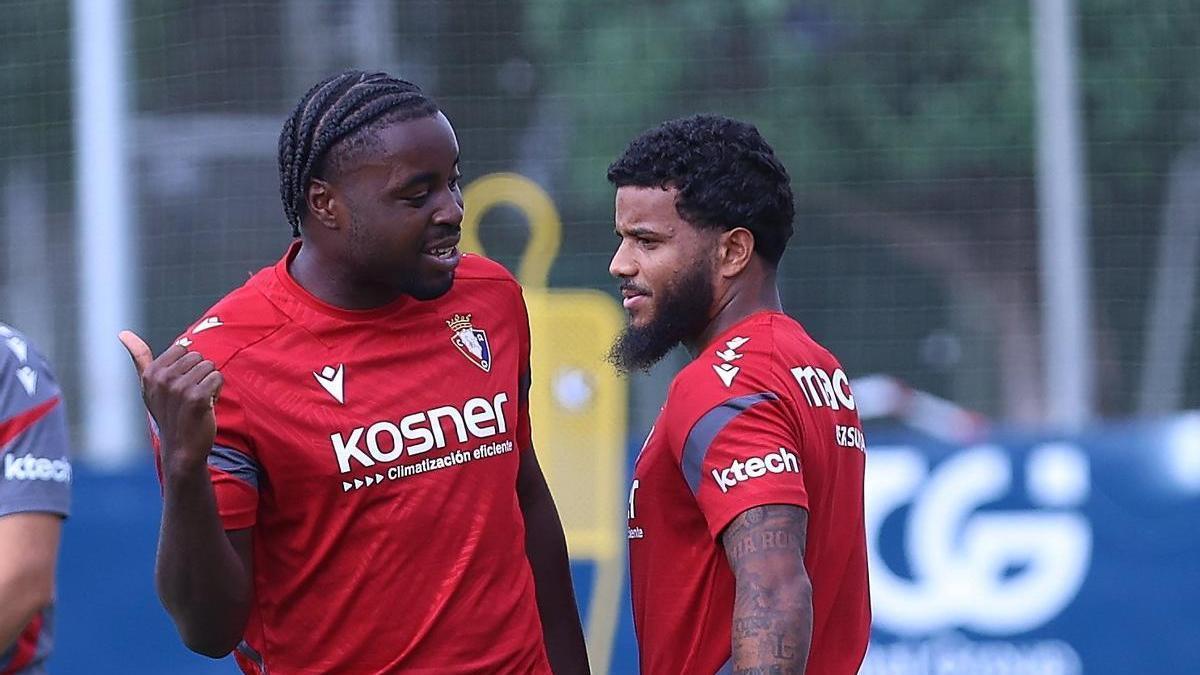 Enzo Boyomo (i), en un entrenamiento en Tajonar junto a Rosier.