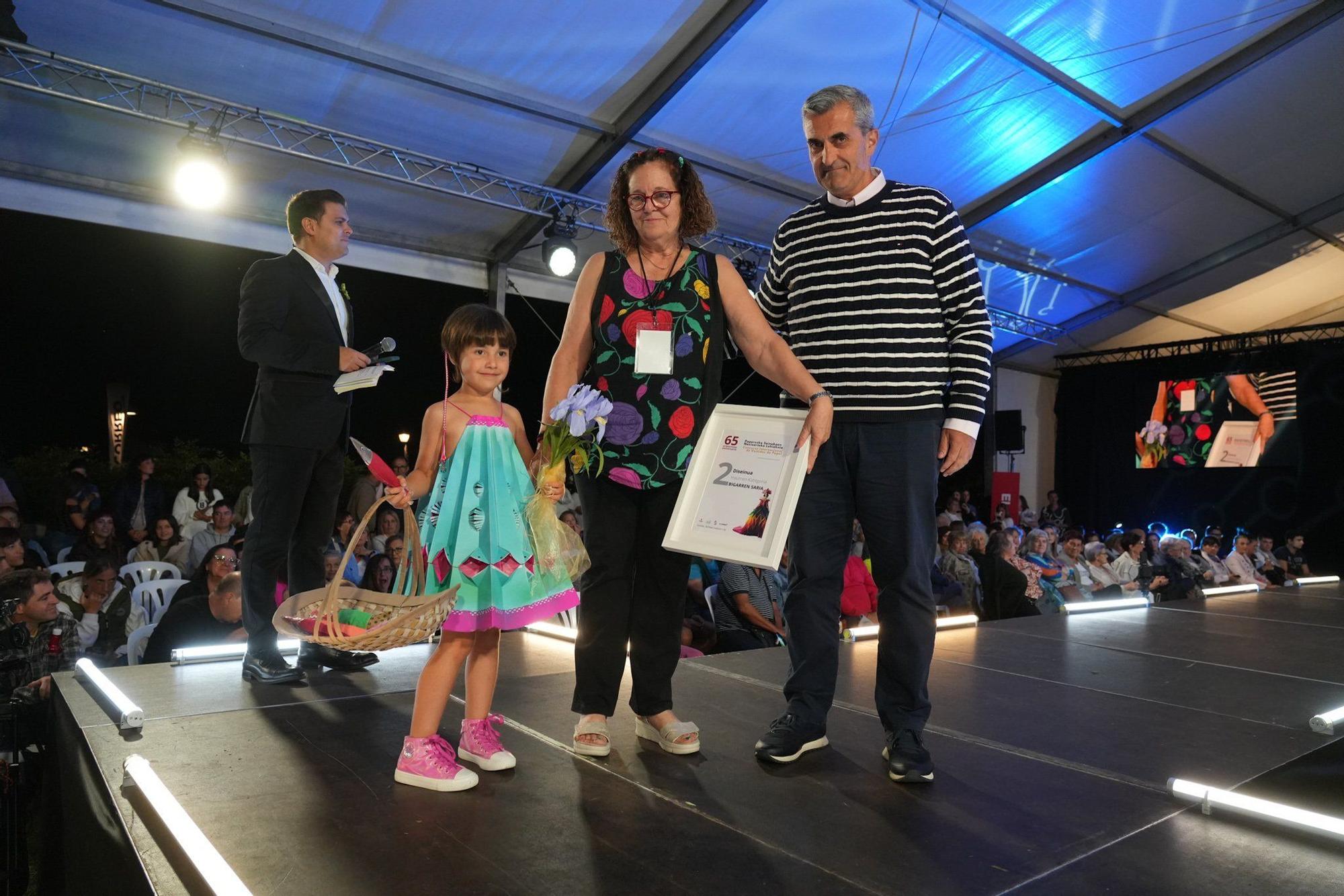 En imágenes: así ha sido el desfile de Vestidos de Papel de Güeñes