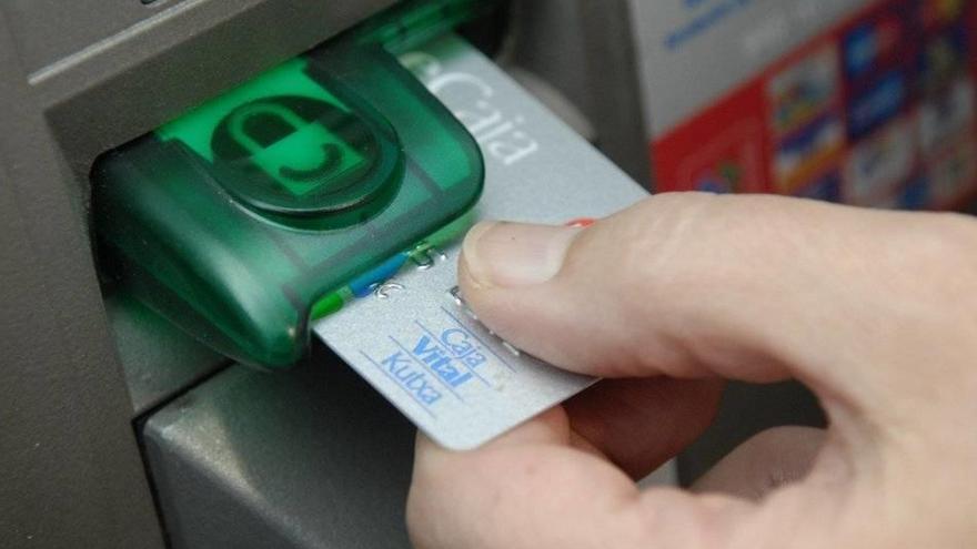 Un usuario utiliza una tarjeta de crédito.