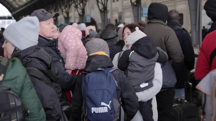 Familias con niños huyen de la guerra en Ucrania