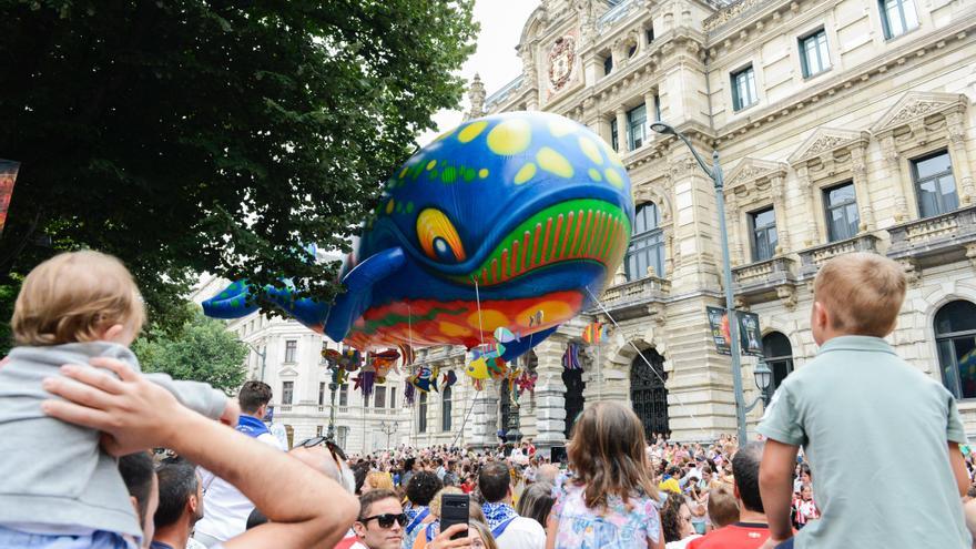 Las medusas sustituyen las playas por el asfalto de Bilbao para acompañar a &#039;Bali&#039;