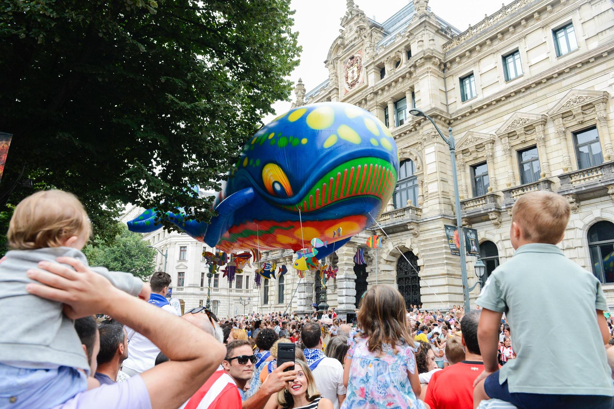 En imágenes: Bali y su séquito recorren Bilbao ante la mirada de miles de personas