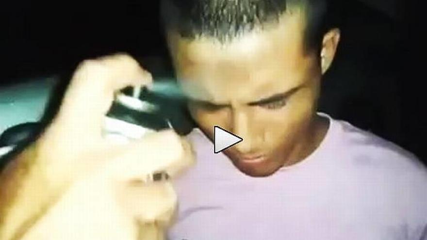 Un policía le vacía en la cara el spray a un grafitero