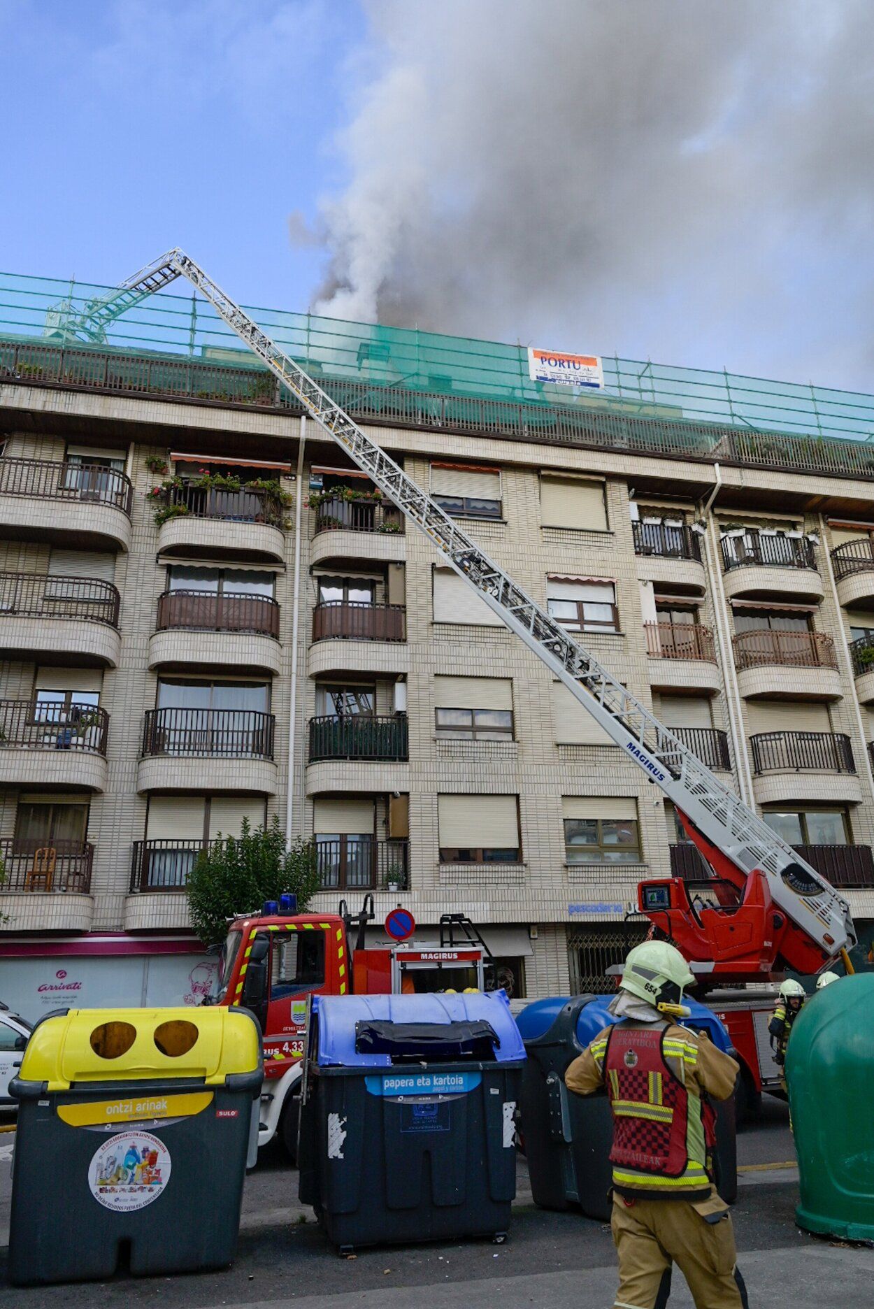 [Fotos] Se incendia un bloque de viviendas en Zumaia