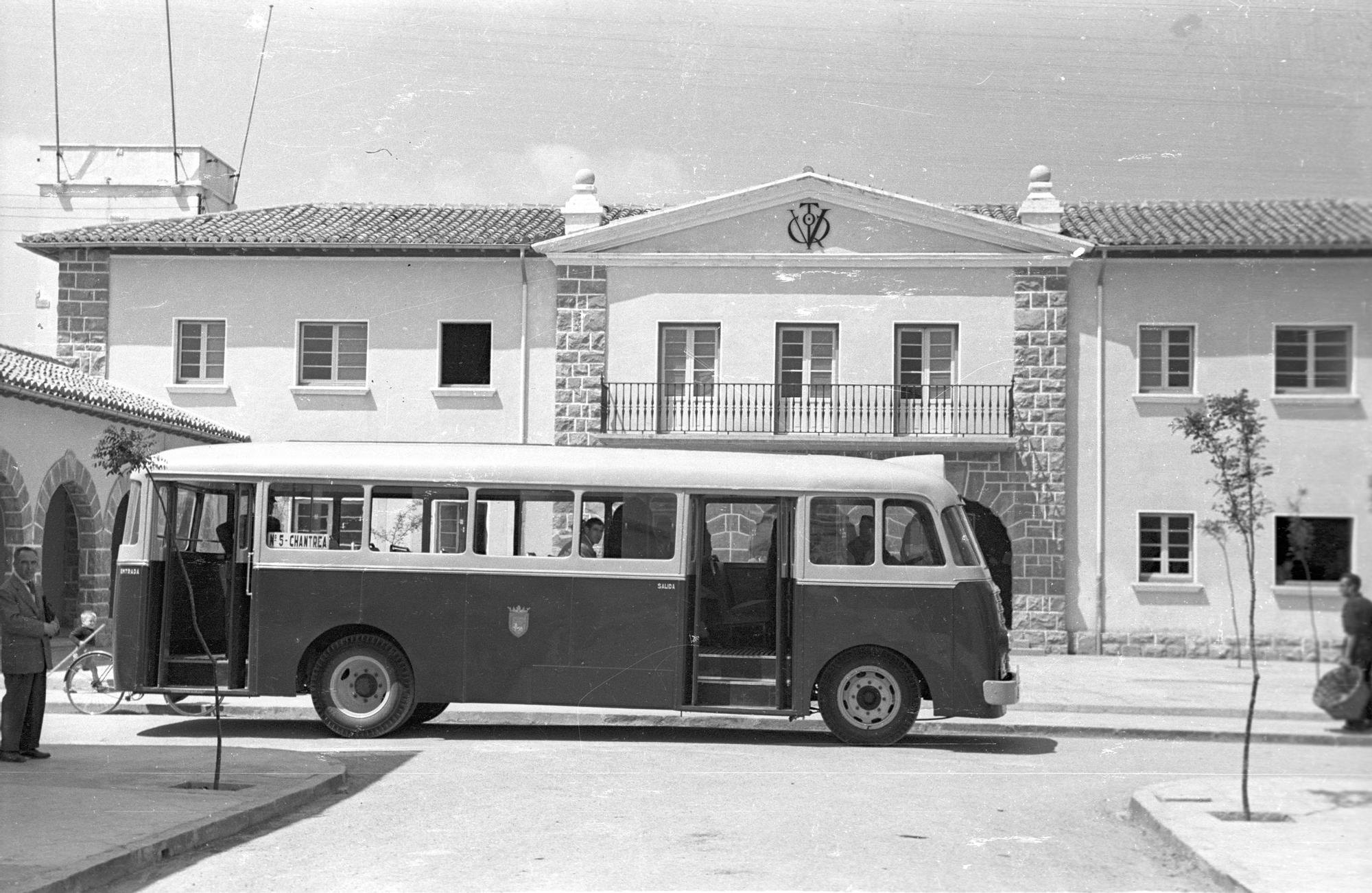 La villavesa llega al nuevo barrio de la Txantrea el 4 de mayo de 1953.