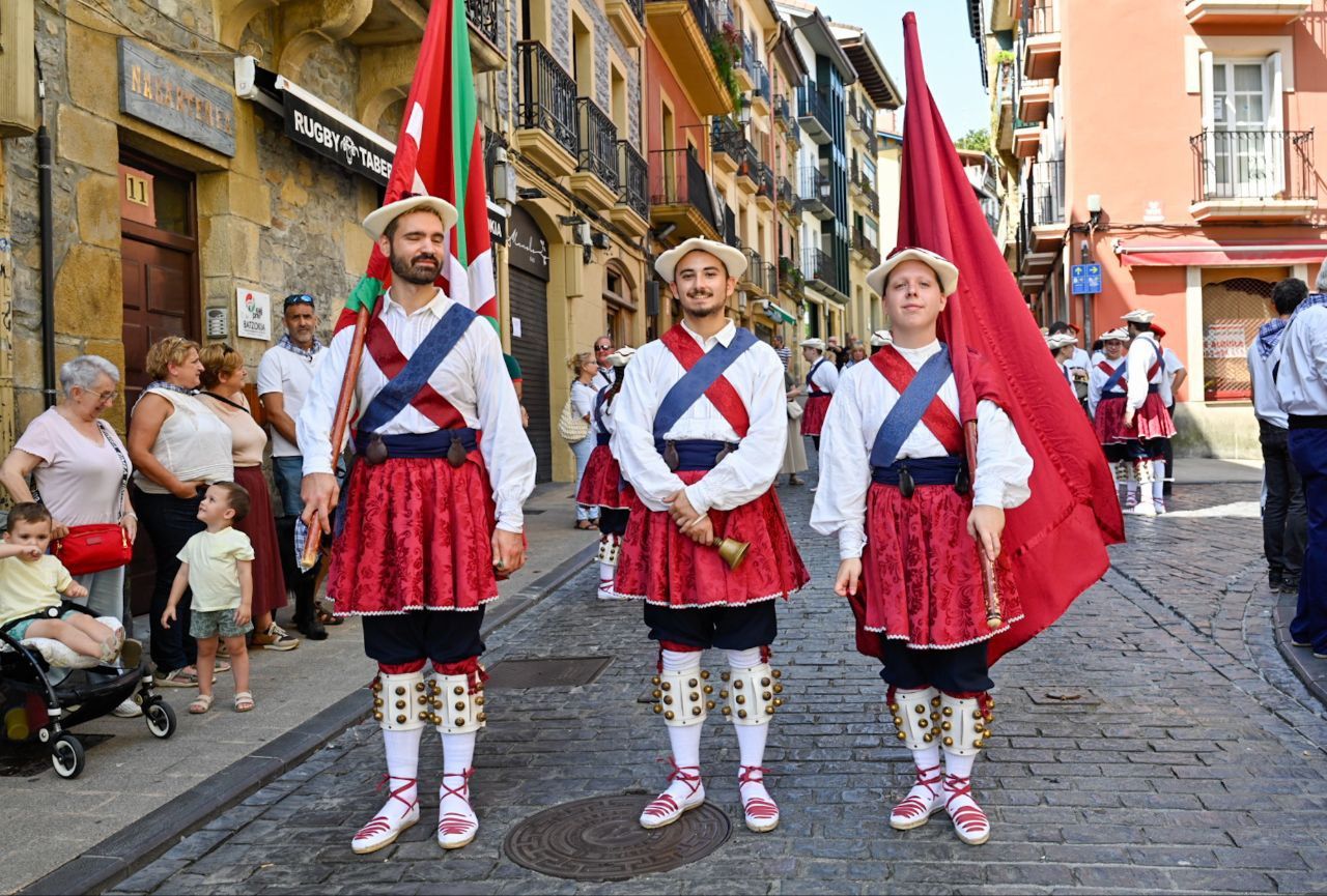 Gran ambiente en el desfile de la Euskal Jira de Irun