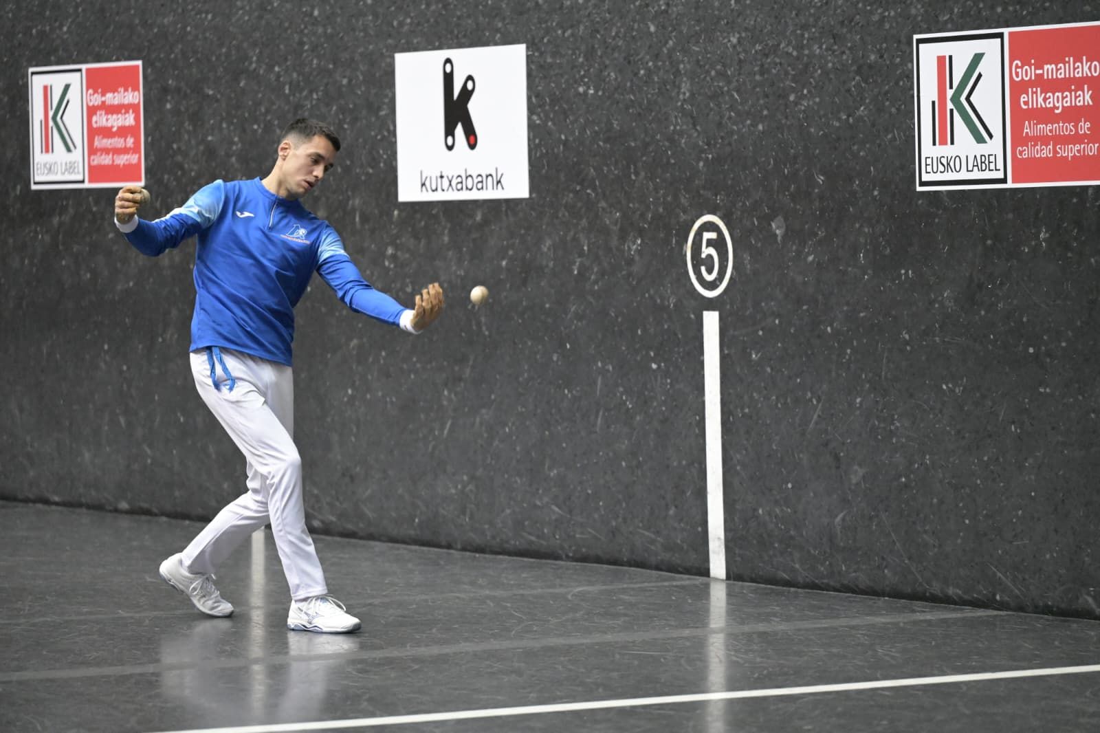 Peio Etxeberria (colorado) y Javier Zabala (azul) eligen material para la final del Cuatro y Medio.