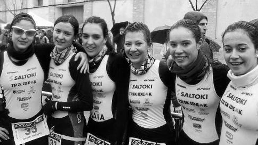 Equipo élite masculino, después de recoger el trofeo por su primer puesto. Fotos: cedidas