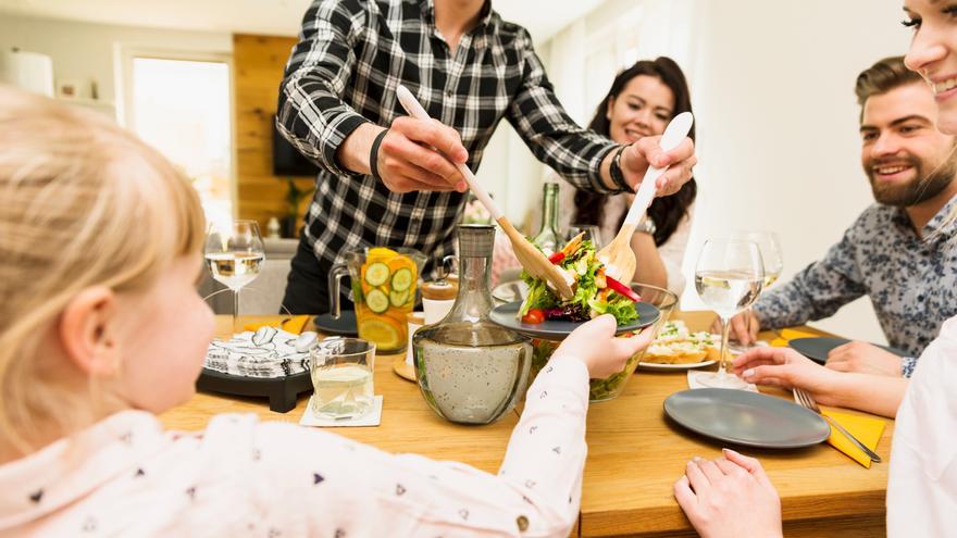 Tu hogar se llena de bacterias en Navidad: este hábito de tus invitados es el culpable