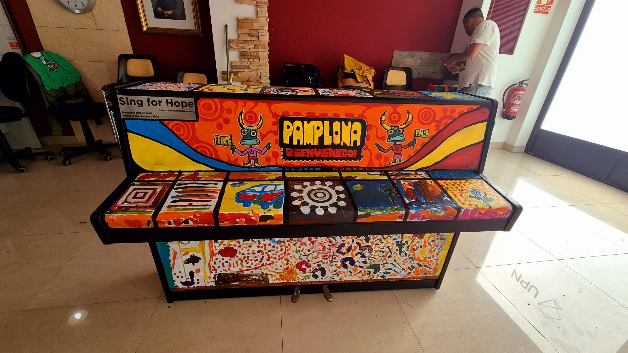 El piano pintado a mano en Pamplona por niñas y niños ucranianos refugiados que se subastará en el festival.