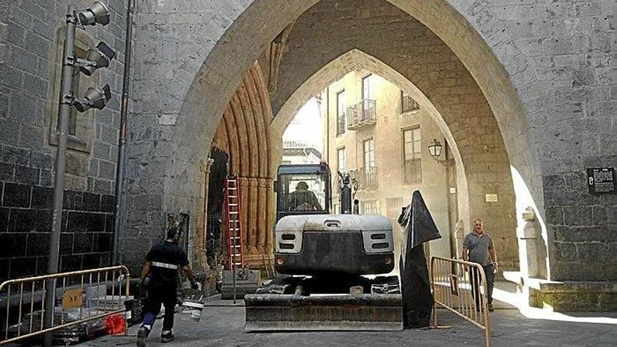 La brigada ha preparado el terreno bajo la torre del campanario de la parroquia, donde se hará el sondeo.