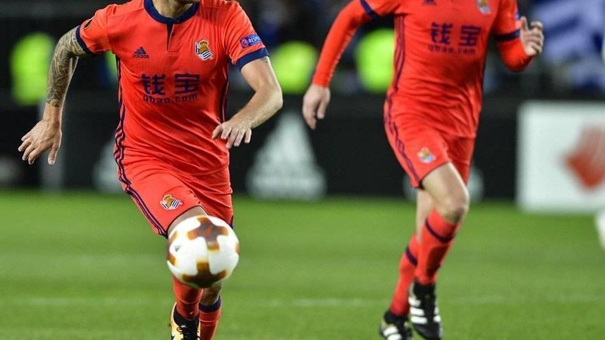 Iñigo Martínez conduce el balón en presencia de Illarramendi, en el partido disputado ayer en el estadio Lerkendal.