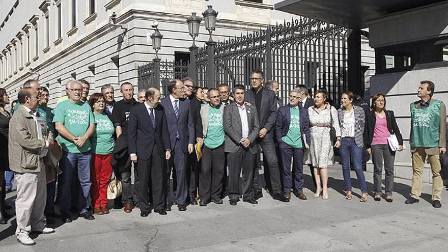 El secretario general del PSOE, Alfredo Pérez Rubalcaba (2-i, primera fila), y otros diversos representantes de los partidos de la oposición -excepto UPyD, Foro Asturias y UPN- se han unido a las puertas del Congreso para manifestar, junto a la Plataforma