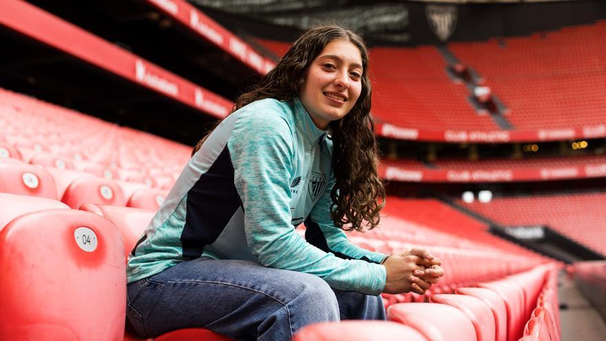 Elene Gurtubay, de la grada al césped de San Mamés