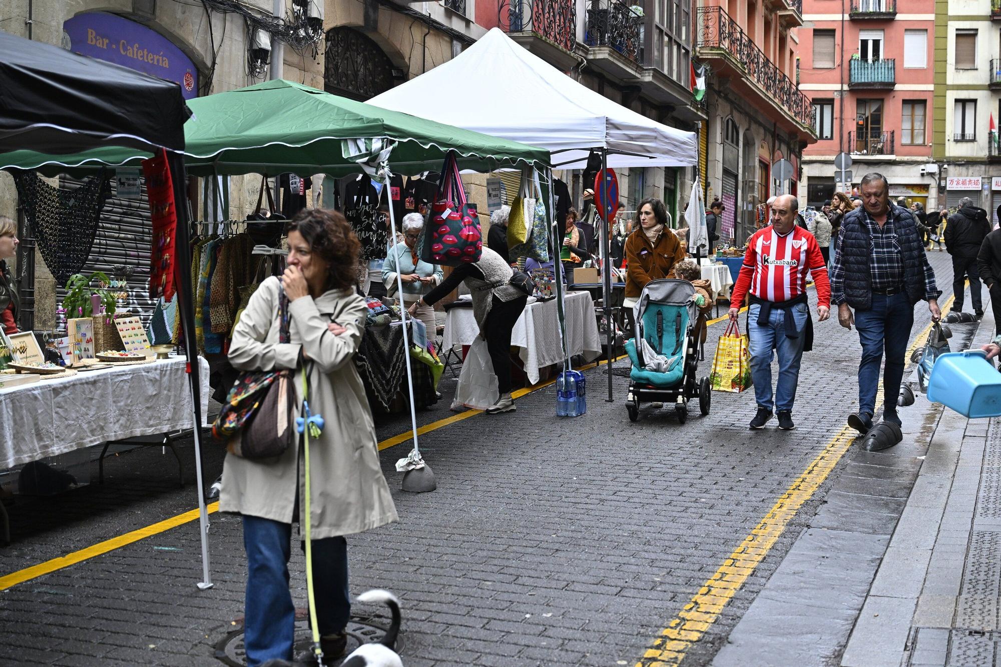En imágenes: el mercado del Dos de Mayo se viste de Navidad