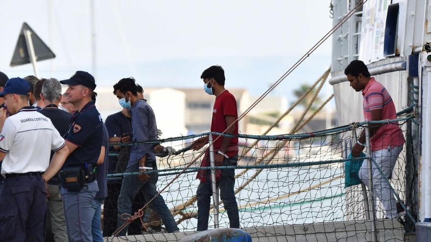 Al menos 20 migrantes mueren en un naufragio frente a la isla de Lampedusa