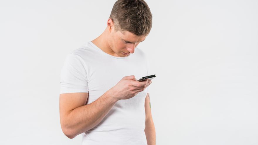 La postura al usar el móvil que puede acabar dañando tu cuello