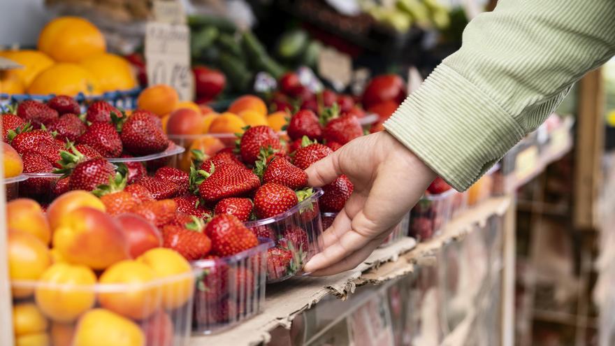Una frutería de Bilbao regala 500 tarrinas de fresas para reivindicar su calidad y sostenibilidad