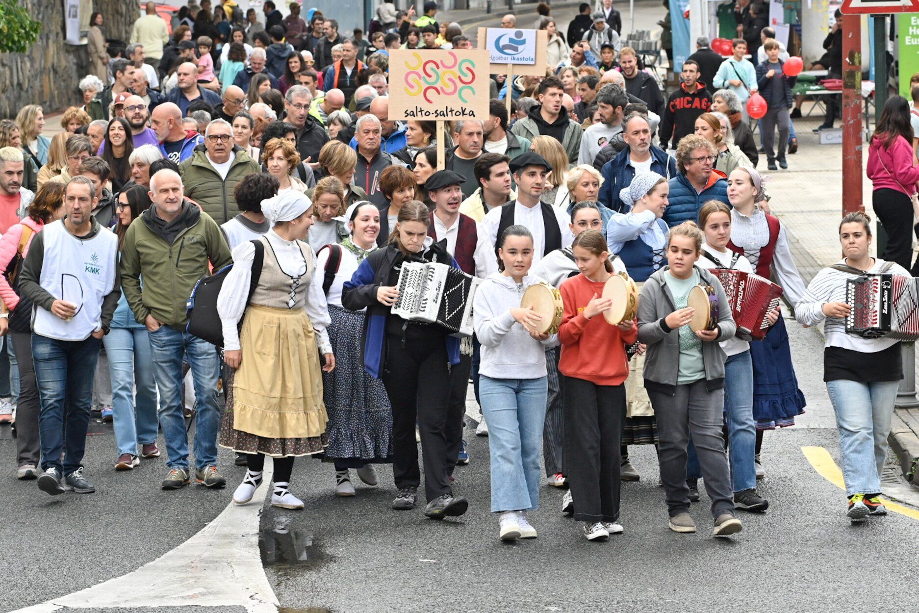 [Fotos] Kilometroak 2025 pone a saltar al euskera en Elgoibar