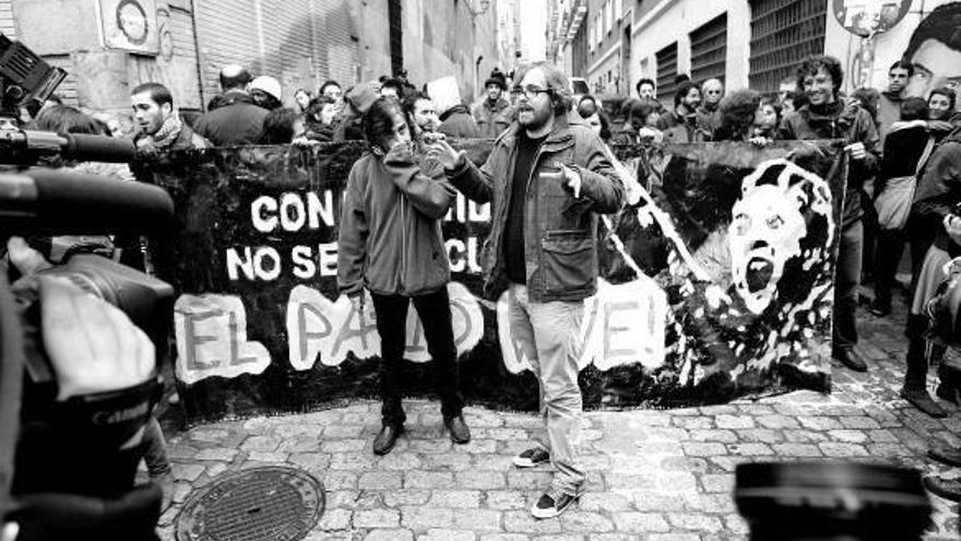 Los integrantes del espacio Patio Maravillas responden a las preguntas de los periodistas.