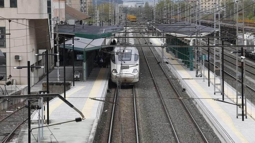 Un tren, en la estación de Renfe de Pamplona.