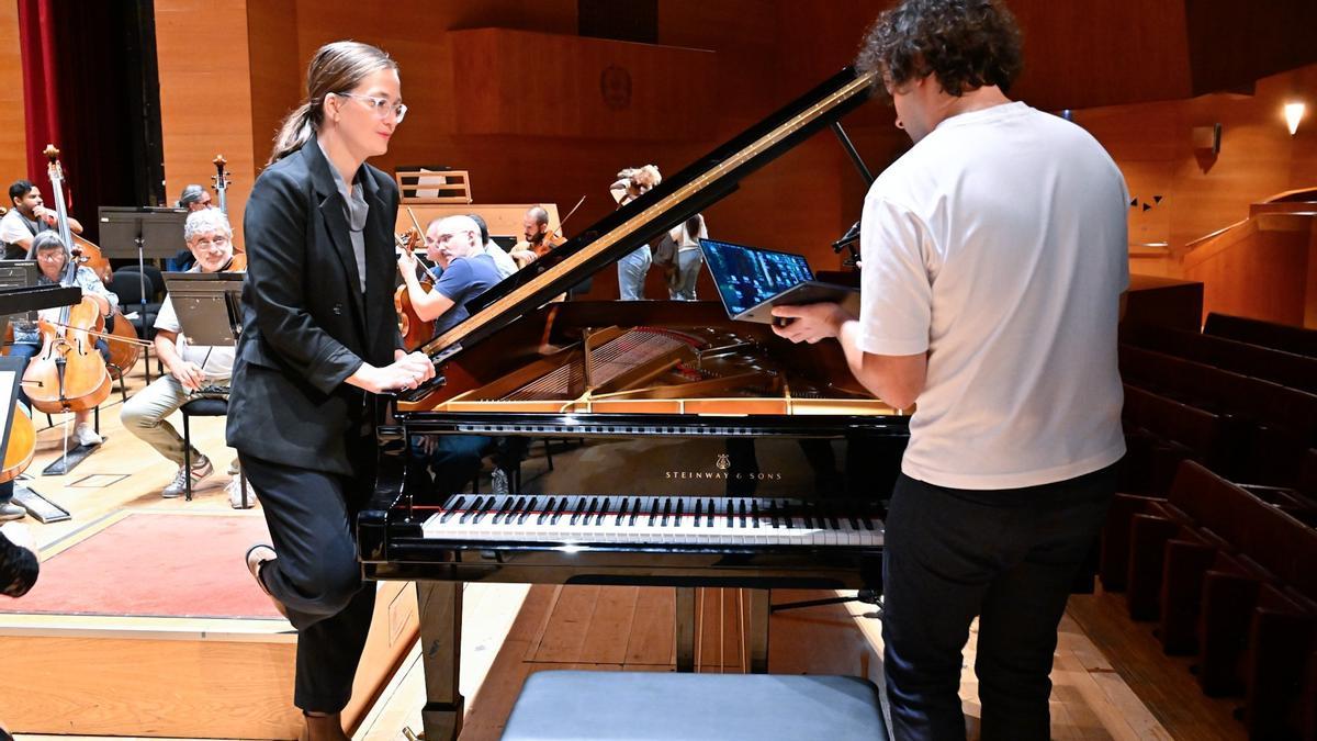 El pianista junto a la directora Elena Schwarz.