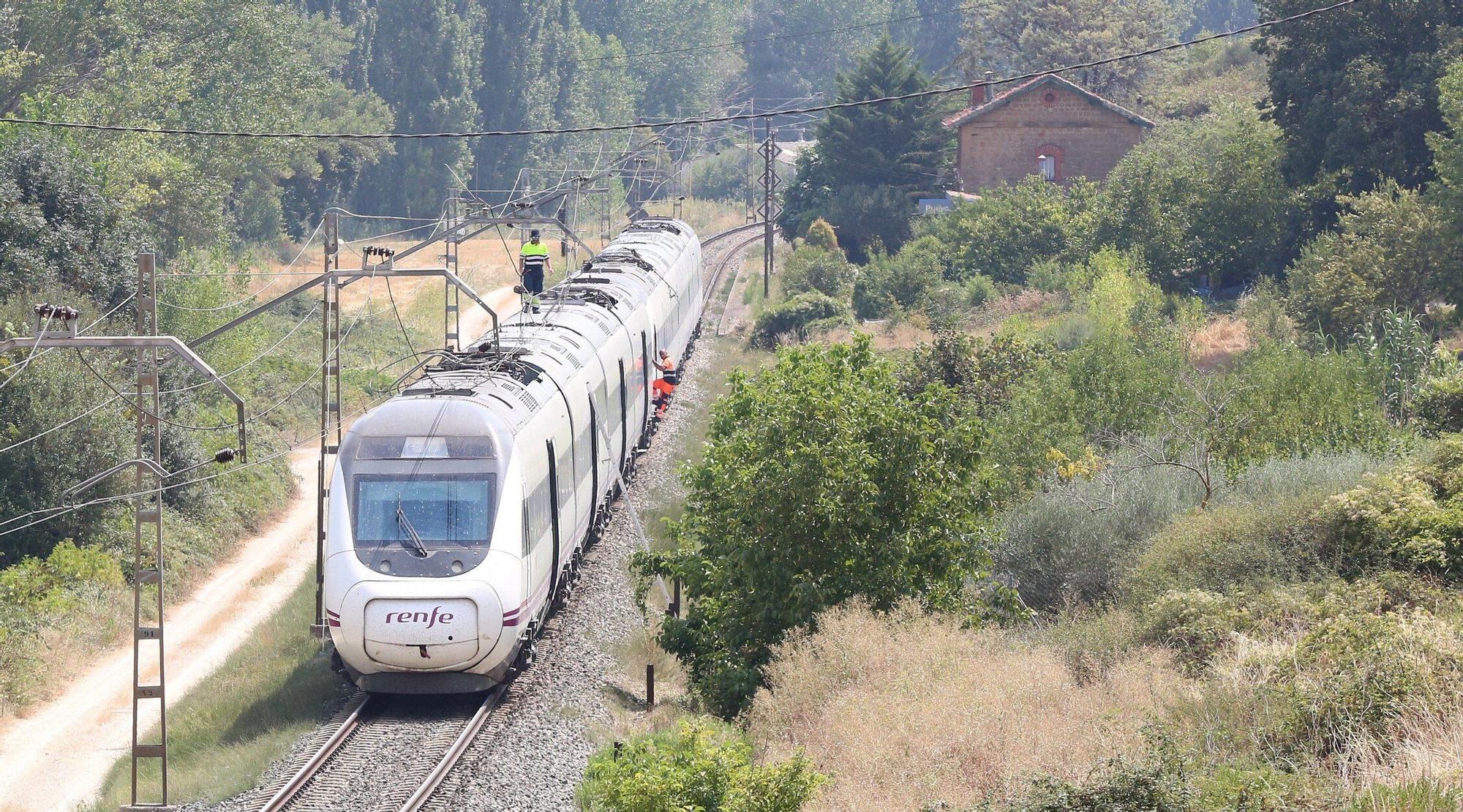 Los 180 viajeros del tren averiado, evacuados a Olite desde las piscinas de Pueyo