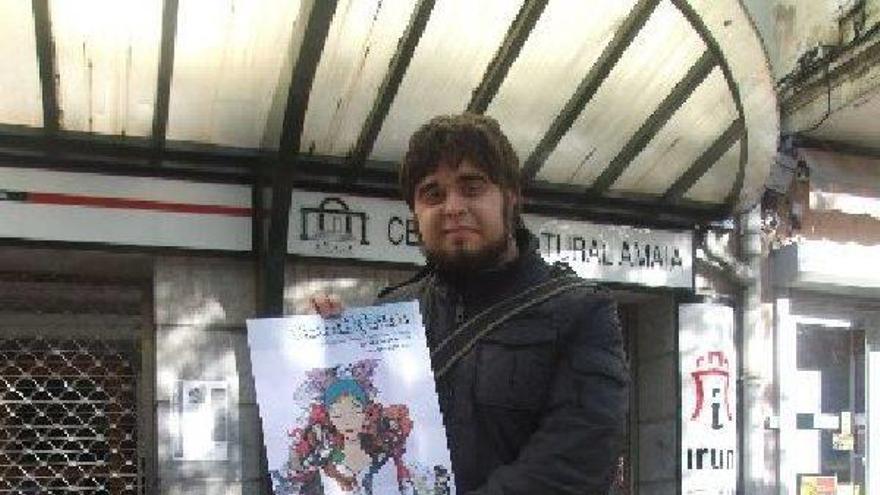 Mikel Thomen posa delante del Amaia con el cartel del KomikIrun de este año.