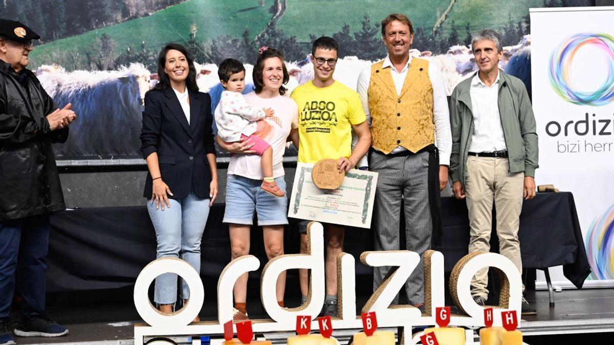 Julen Arburua y su familia, de la quesería Kortaria de Lekaroz, con la diputada Azahara Domínguez, el concejal Jon Ander Caballero y el diputado Xabier Arruti