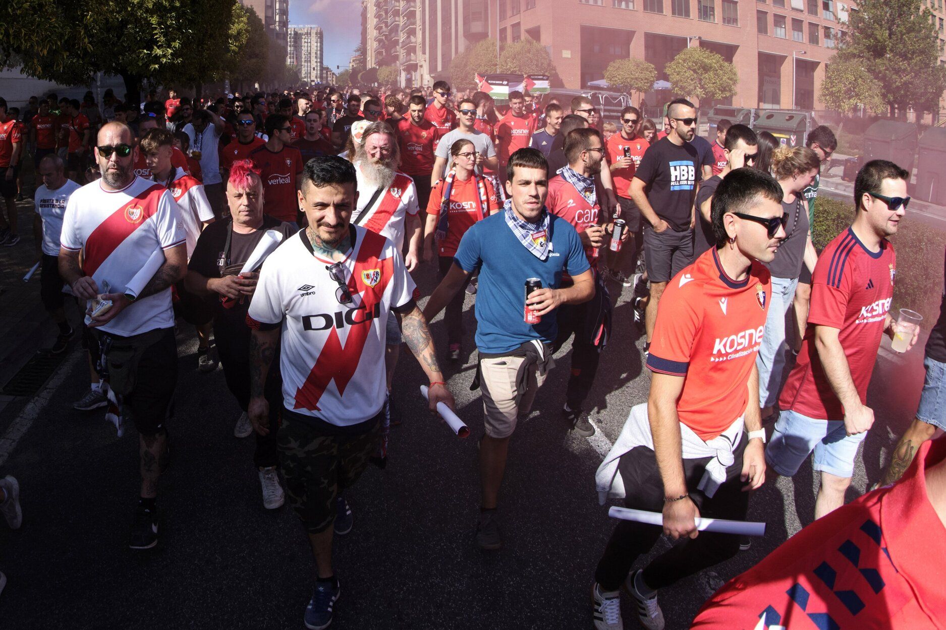 La afición primero: numerosa marcha reivindicativa de los aficionados de Osasuna y Rayo