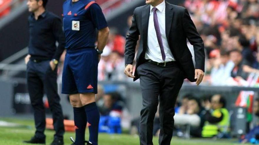 Valverde da instruccion desde la banda.