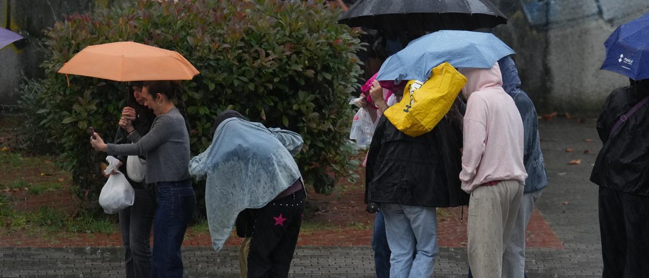 En imágenes: colas bajo la lluvia para el primer concierto de la gira de La Oreja de Van Gogh
