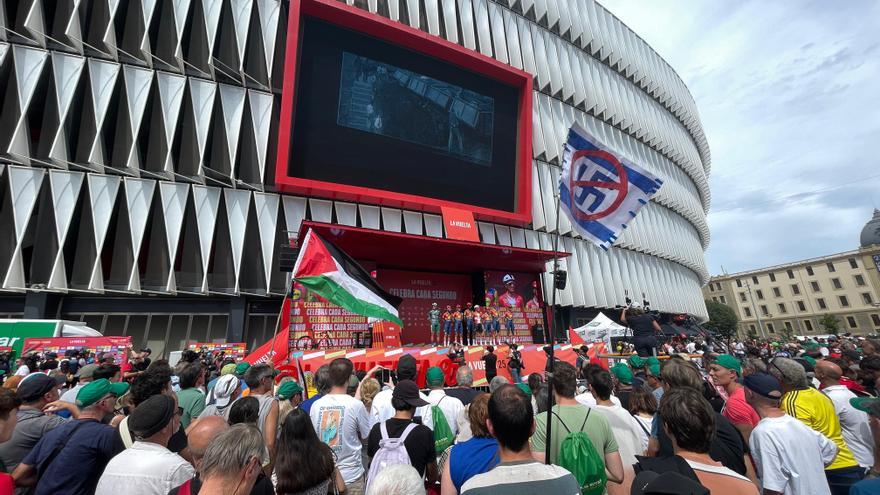 La Vuelta llega a Bizkaia: las imágenes del montaje en Bilbao