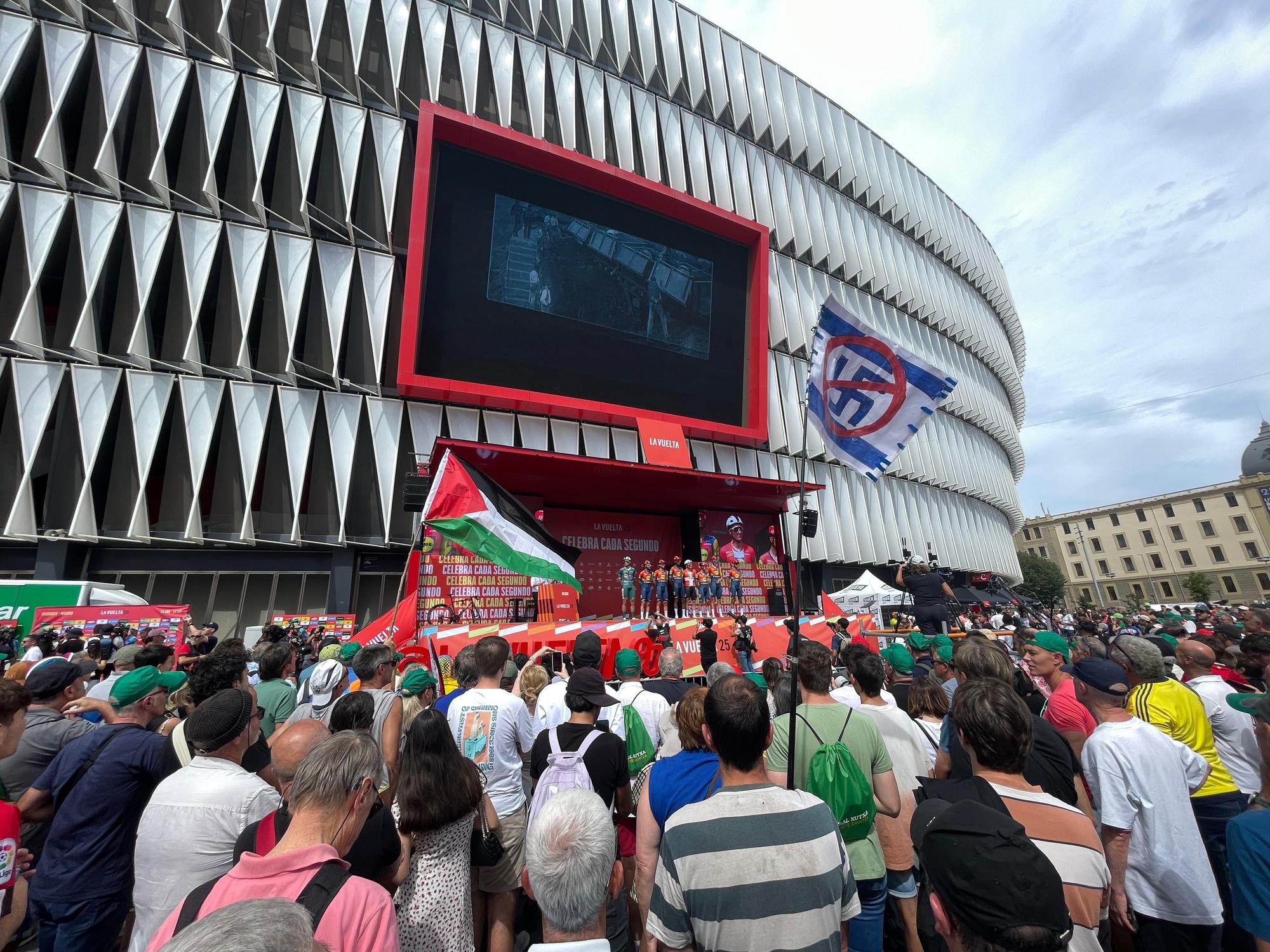 La Vuelta llega a Bizkaia: las imágenes del montaje en Bilbao