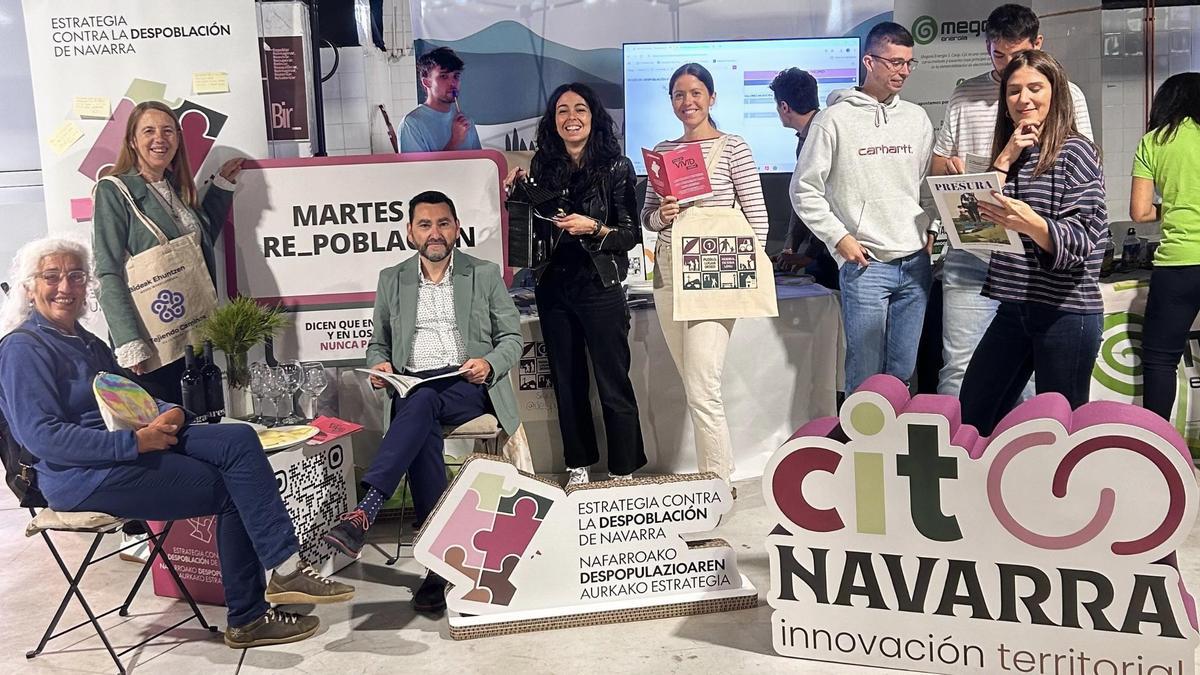 Jesús Mari Rodríguez, sentado en el centro, durante su participación en la Feria Presura