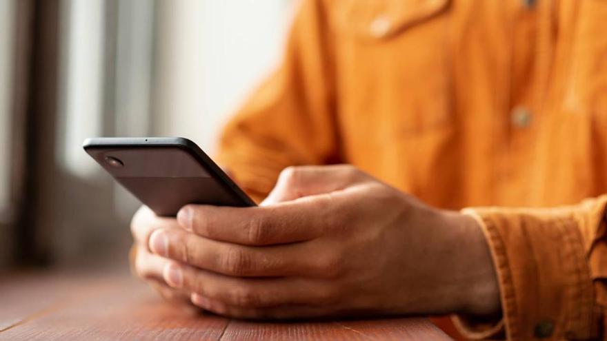 Una pantalla del móvil contiene hasta 600 tipos de bacterias, 30 veces más que la taza del WC, según una investigación