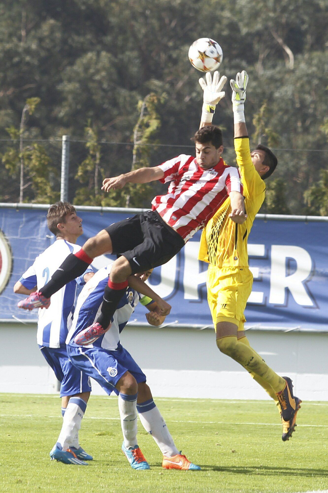 Asier Villalibre, en el partido de la Youth League entre Oporto y Athletic juvenil