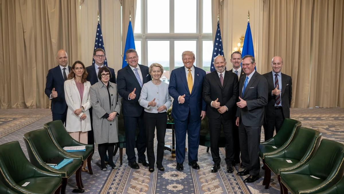 Imagen del pacto arancelario entre Von der Leyen y Trump este domingo.