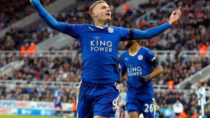 Vardy asciende al liderato de la premier con el Leicester