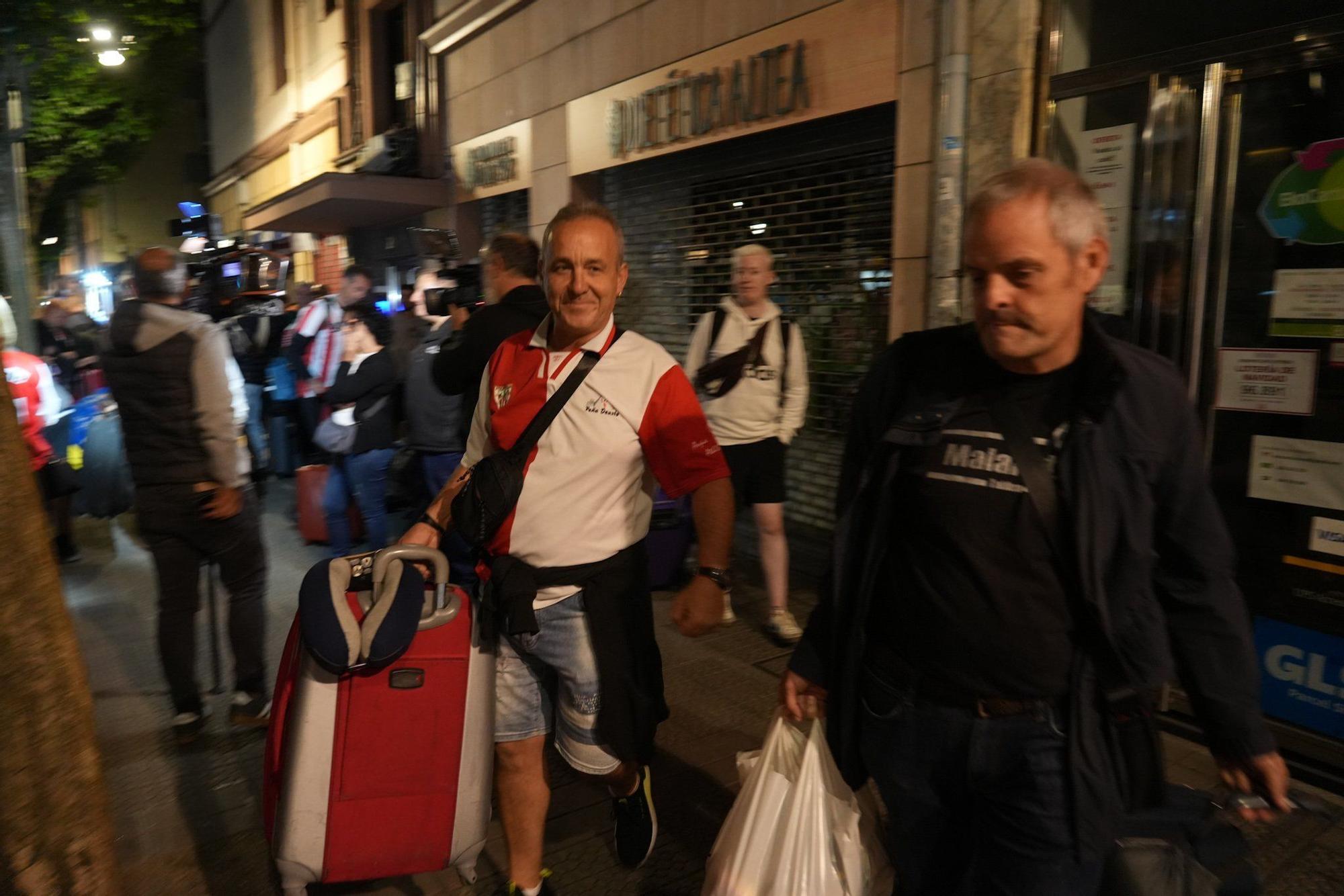 En imágenes: la Peña Deusto del Athletic pone rumbo a Dortmund