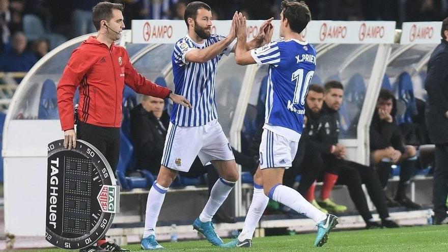 Agirretxe sale al campo por Xabi Prieto después de cuatro meses sin jugar un partido oficial. Agirretxe sale al campo por Xabi Prieto después de cuatro meses sin jugar un partido oficial.