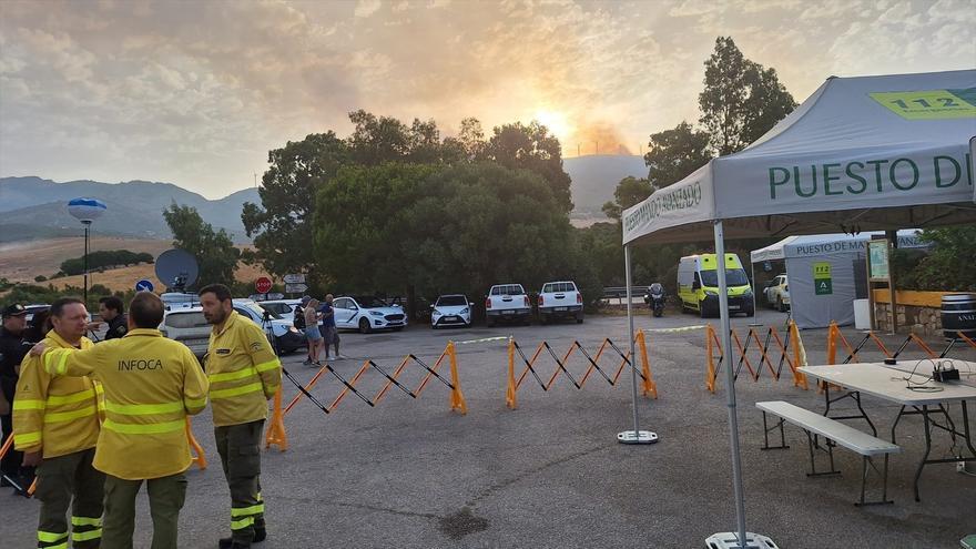 Una lluvia de ceniza sorprende a decenas de bañistas en Tarifa.