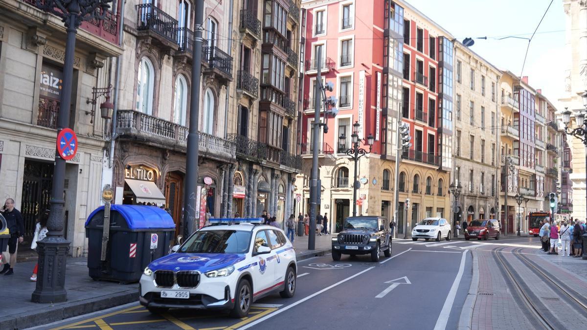 Una patrulla de la Ertzaintza en el lugar en el que se registró el atropello