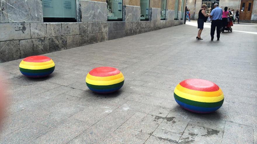 Lo bolardos con los colores del arcoíris.Foto: D. Udala