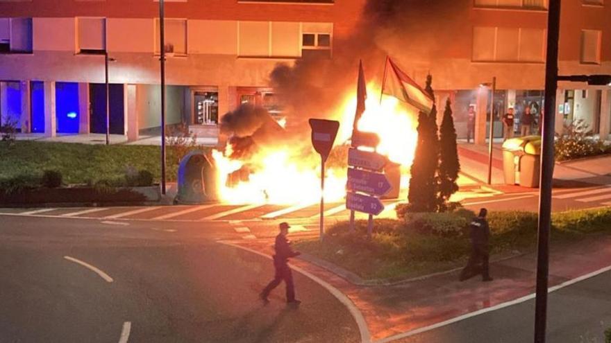 Imagen de los contenedores ardiendo en Zizurkil.