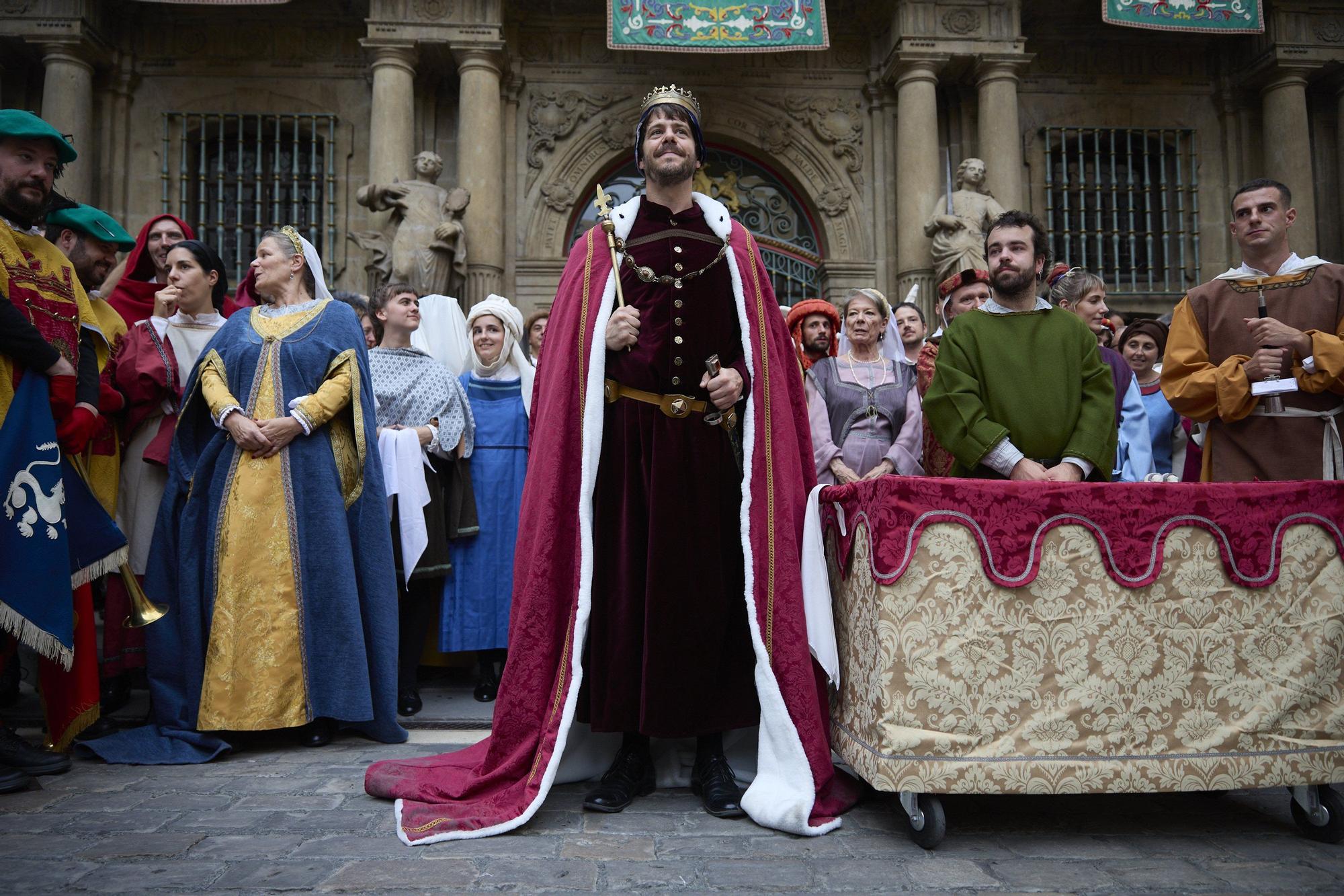 Fotos de la ceremonia de coronación de Carlos III, rey que unificó los tres burgos de Pamplona